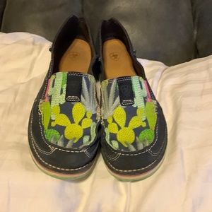 Women’s Ariat cruisers size 9. Navy leather with colorful green cactus design.